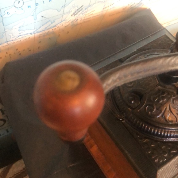 Coffee grinder cast iron & wood circa 1950 - in working order & very good cond - Picture 7 of 9